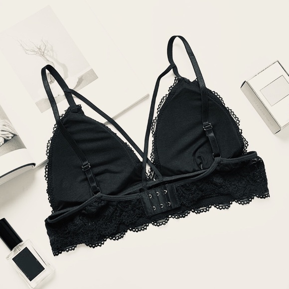 đź’‹BLACK STRAPPY LACE PADDED BRALETTE. ONE SIZEđź’‹ - Picture 2 of 4